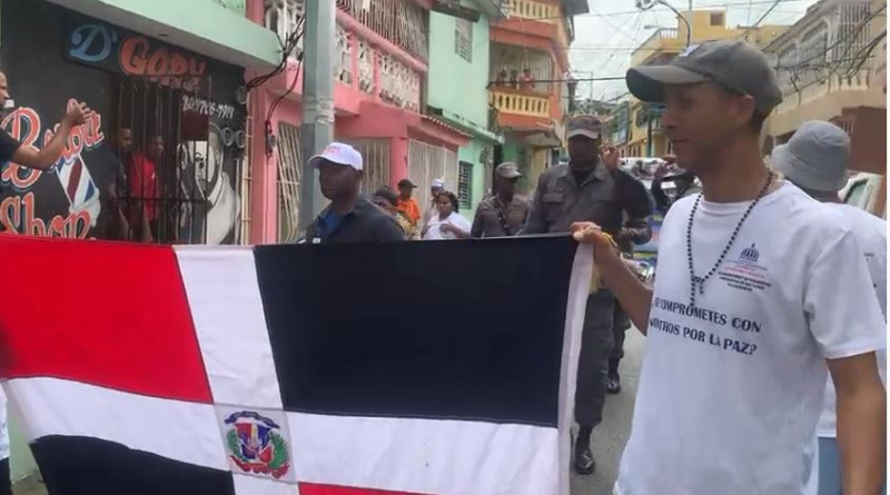 Comunitarios de Los Tres Brazos marchan «por la paz»