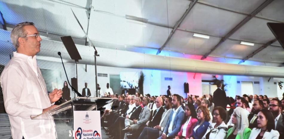Abinader afirma que invirtió 50,000 millones en servicios
