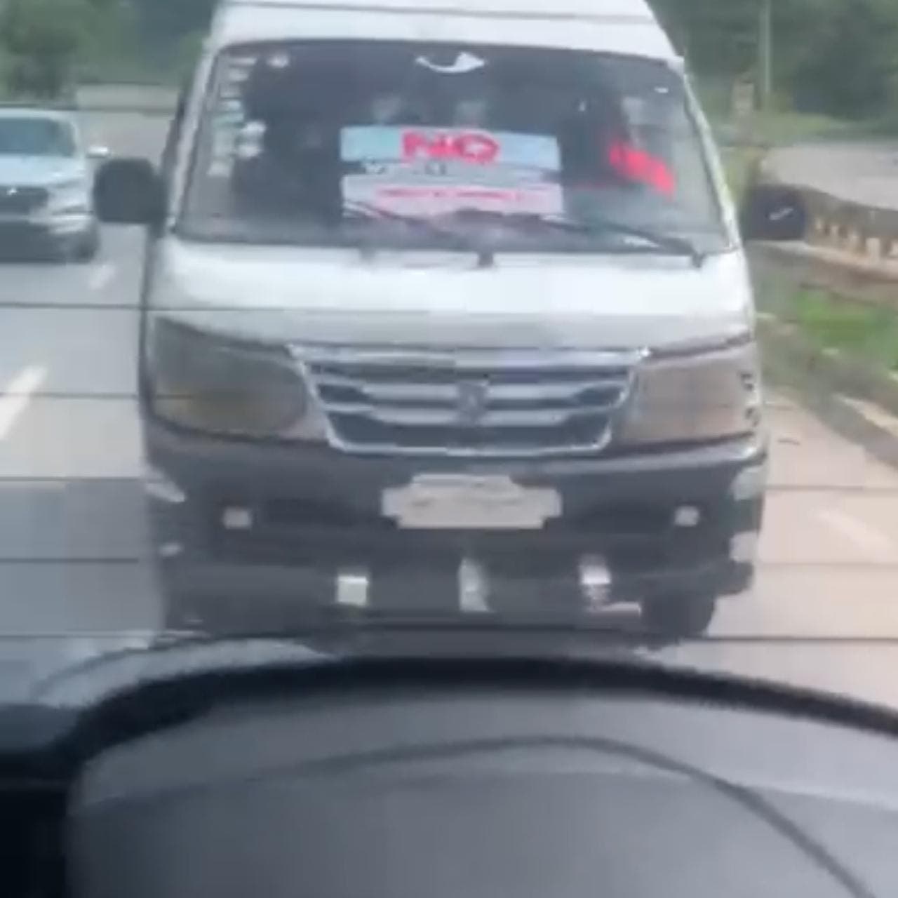 Exhiben pancartas en transporte rechazando construcción vertedero en Mata Gorda