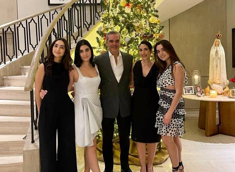 La esposa e hijas de Abinader, en desacuerdo con que &eacute;l se reelija