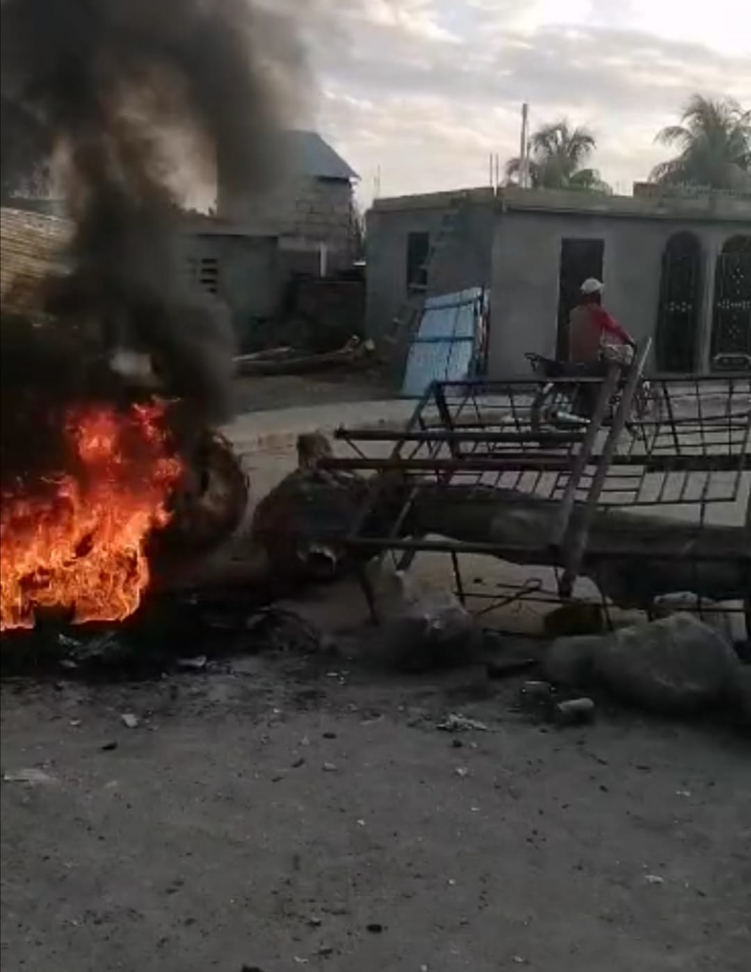 Haitianos bloquean carretera principal de acceso a CODEVI, piden indemnización por víctimas