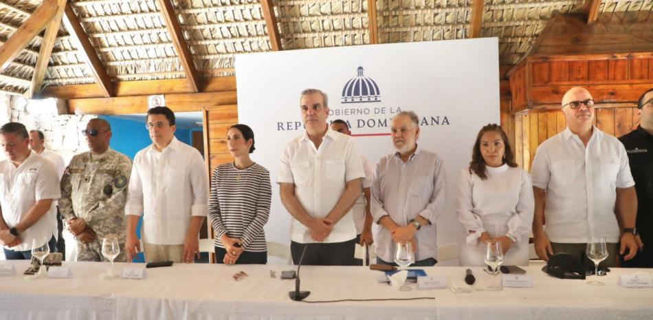 Abinader visita isla Saona, donde promete invertir 600 millones en obras sociales