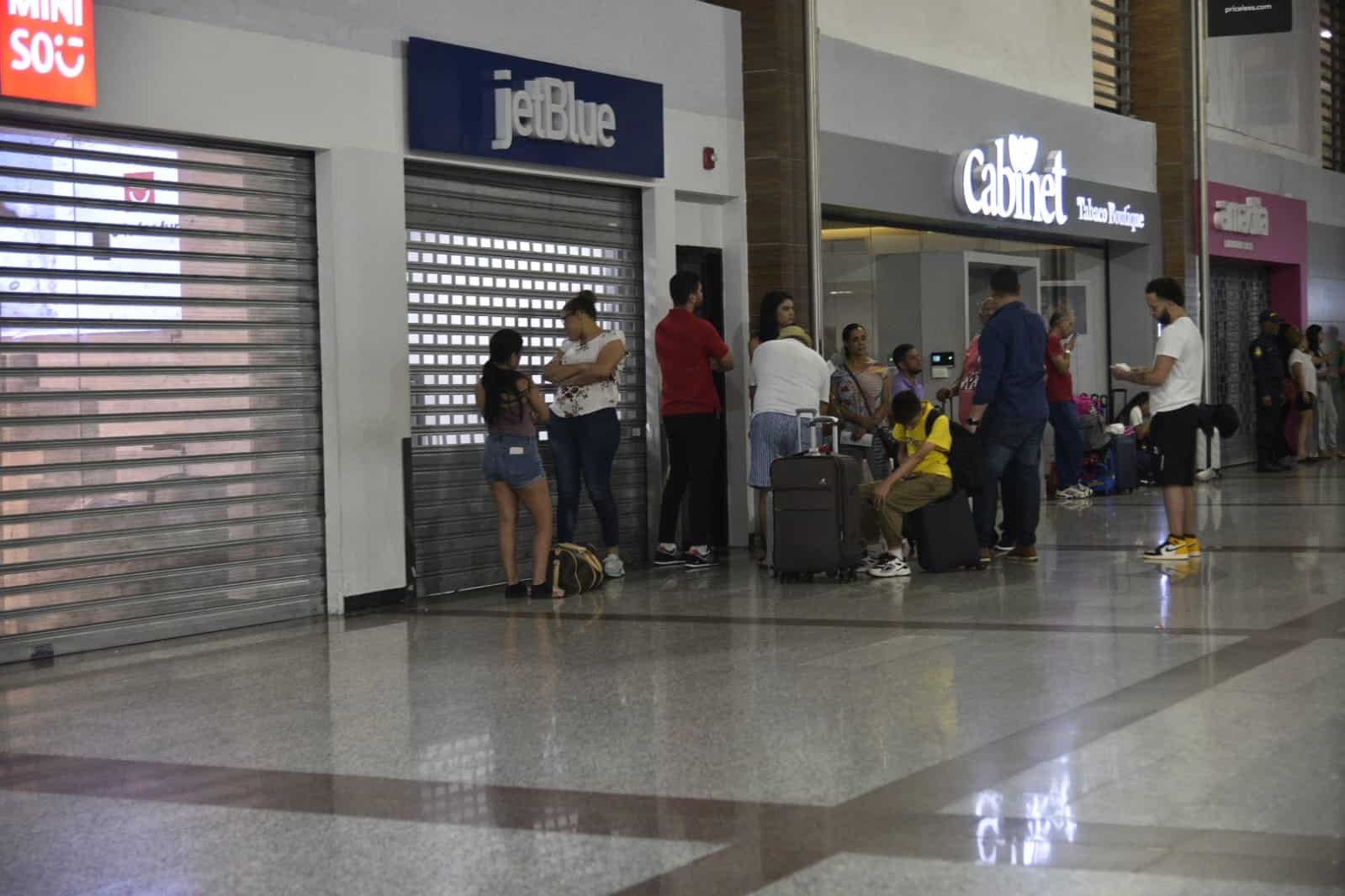 Maletas dejadas y retrasos de vuelos: viajeros mantienen las quejas contra JetBlue