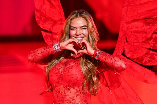 Karol G le pide a De la Espriella una Colombia «con más oportunidades y menos odio»