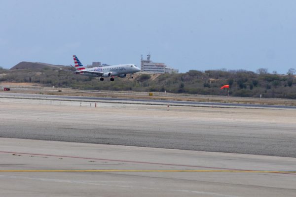 Aeropuerto de Caracas recibe vuelos de ayuda de EE UU tras reapertura parcial