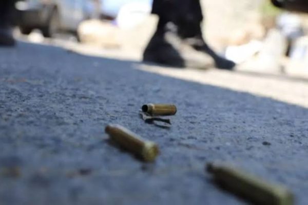 Sicarios en motocicleta asesinan a un hombre y balean a su hermano en Bayaguana