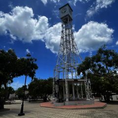El tiempo detenido en Montecristi: El Reloj, un gigante de hierro que se hunde en el abandono