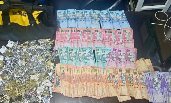 Policía arresta a presuntos asaltantes de joyería en Santiago y recupera dinero y prendas robadas