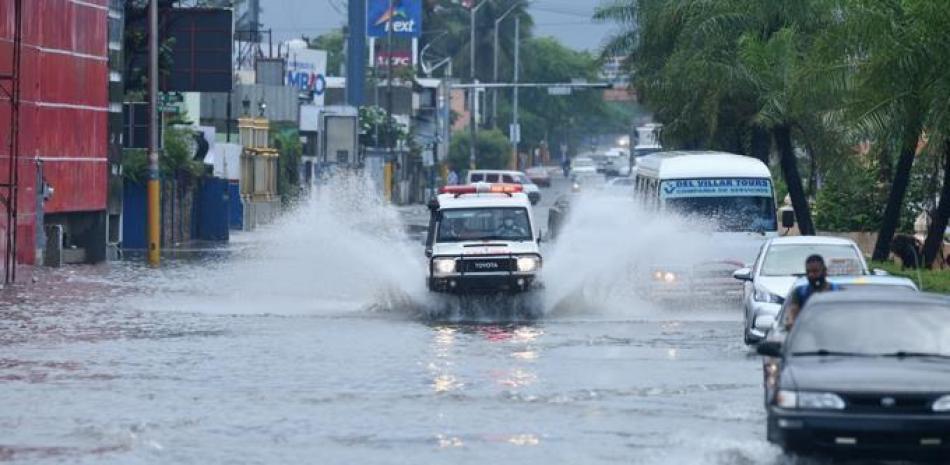 Vaguada y onda tropical generarán aguaceros este lunes; siguen las provincias en alerta