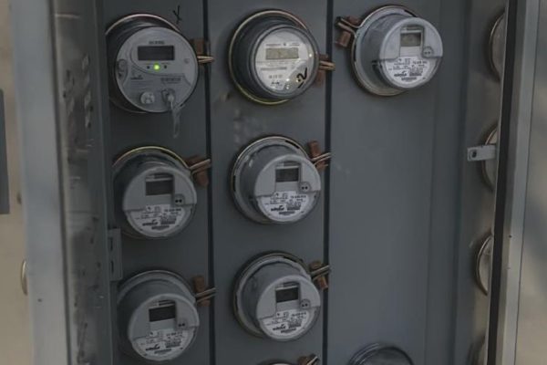 Los descubrieron: Intentaban reconectar la luz de forma ilegal en torre del Distrito Nacional