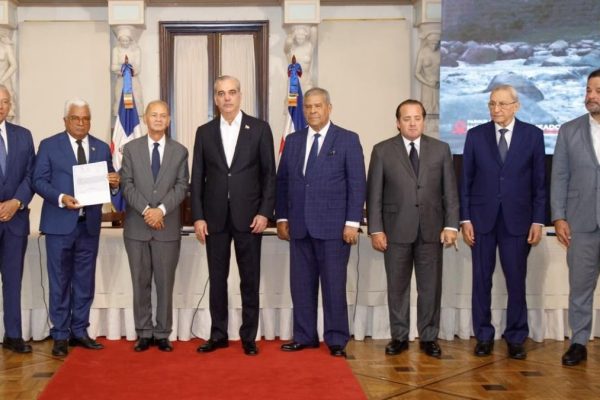 Abinader inicia «blindaje registral» de parques nacionales con entrega de seis títulos al Estado