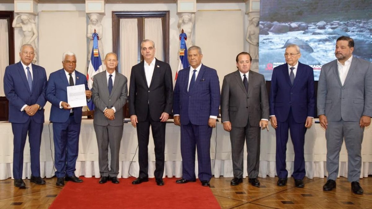 Abinader inicia «blindaje registral» de parques nacionales con entrega de seis títulos al Estado