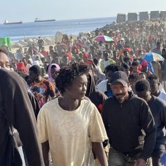 Desalojan a 1.700 migrantes de la playa El Trampolín en Ceuta