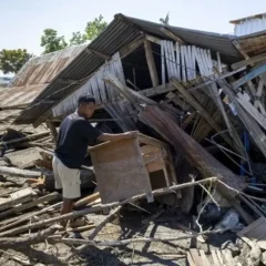 Indonesia eleva a 100 los muertos por el terremoto de magnitud 7,7 en la isla de Flores