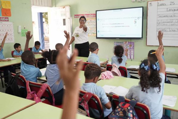 El Minerd asegura cobertura total de docentes mientras trabaja para ubicar a unos 6,000 estudiantes
