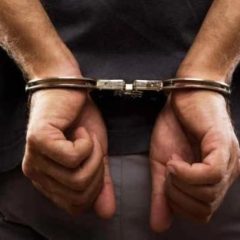 Arrestan a cirujano plástico condenado por homicidio en perjuicio de una paciente