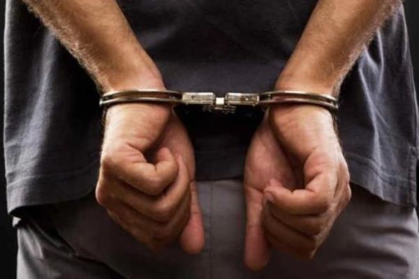 Arrestan a cirujano plástico condenado por homicidio en perjuicio de una paciente