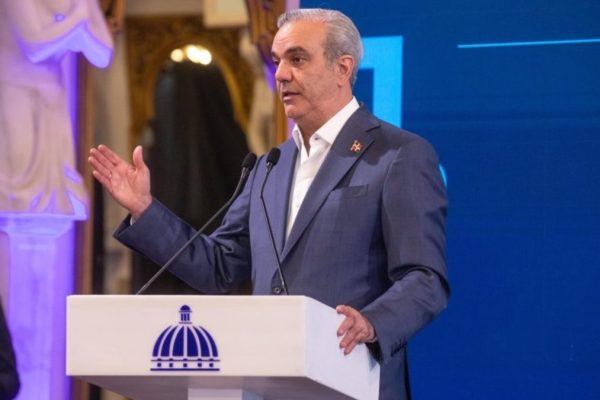 Luis Abinader dice termina obras dejadas por otros