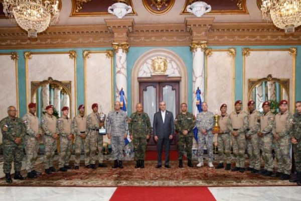 Abinader ascenderá a militares ganaron competencia internacional en Paraguay