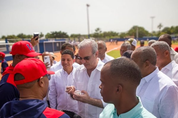 Luis Abinader entrega moderno campo de béisbol Nelson Mateo en Pizarrete tras 26 años de espera