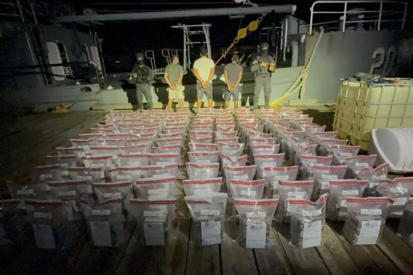 Intervienen narcolancha con 595 paquetes de cocaína en las costas de Peravia