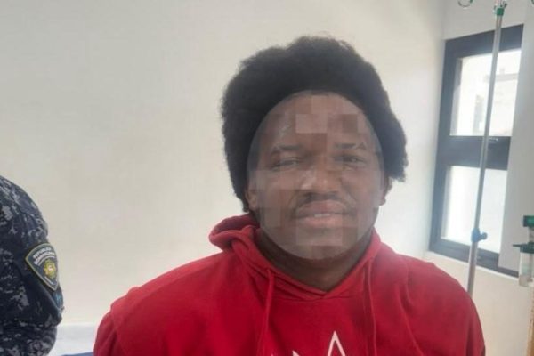 Policía apresa a hombre acusado de lesionar a doctora en emergencia de hospital