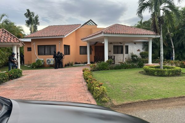 Policía detiene a ciudadano alemán y ocupa fusil, pistola y más de 34 mil dólares en Juan Dolio