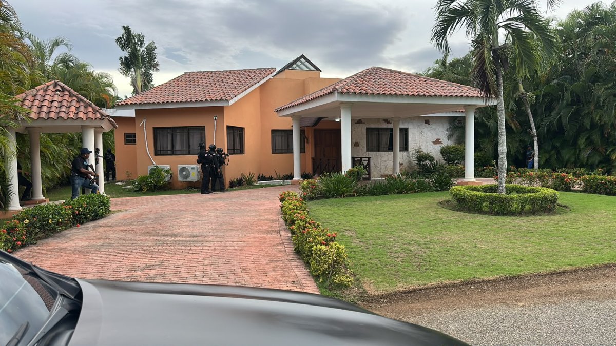 Policía detiene a ciudadano alemán y ocupa fusil, pistola y más de 34 mil dólares en Juan Dolio