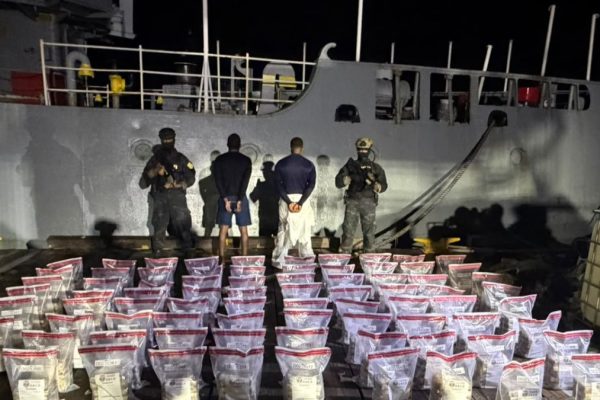 Dos dominicanos apresados con 389 paquetes de cocaína en una lancha en Baní