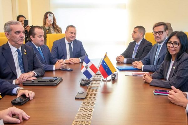 Abinader y Delcy Rodríguez abordan cooperación energética, turismo y relaciones consulares