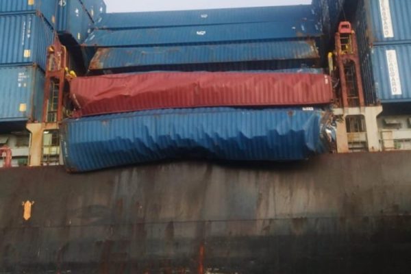 Denuncian decenas de contenedores de empresas consolidadoras de carga fueron lanzados al mar