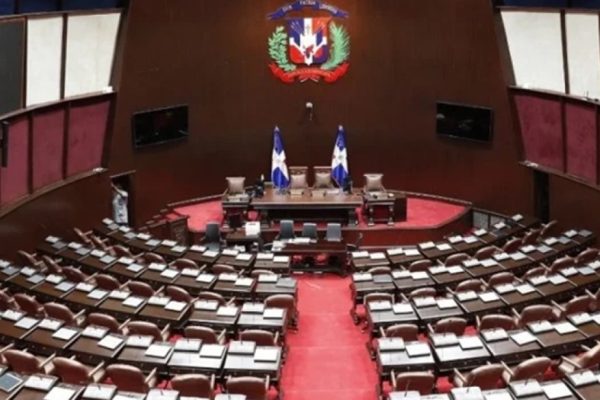 Diputados dejan el hemiciclo en apoyo a Milly Martínez