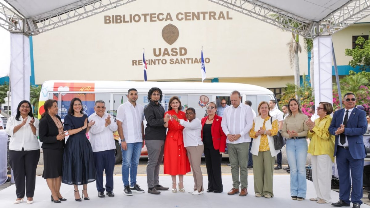 Entregan 15 autobuses para el transporte universitario en Santiago y otras provincias del Cibao