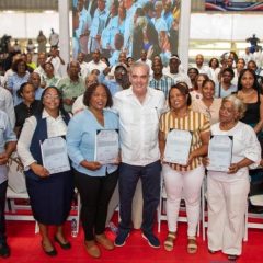 Presidente Abinader entrega 2,200 títulos en Villa Altagracia