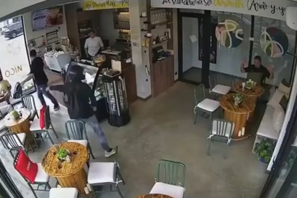 A punta de pistola, asaltantes despojan de sus pertenencias a clientes de un establecimiento en Naco