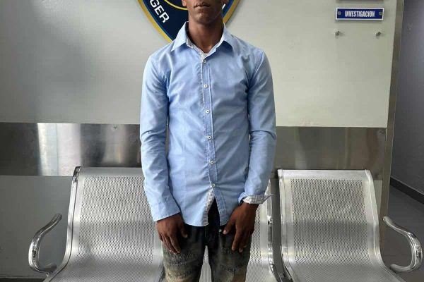 Se entregan dos hombres buscados por la Policía