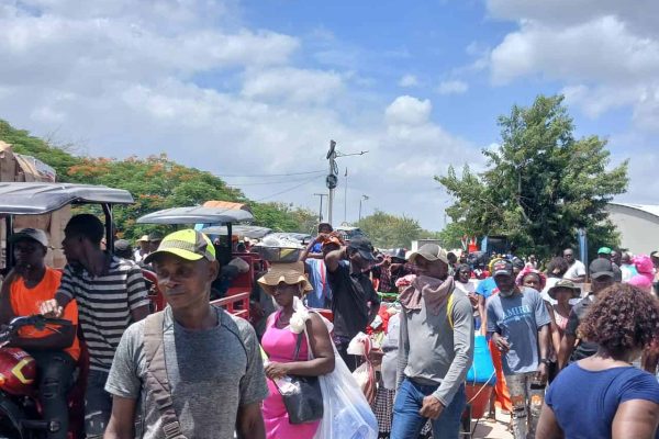 Hait&iacute; bloquea entrada de productos dominicanos y refuerza vigilancia en puente fronterizo de Dajab&oacute;n