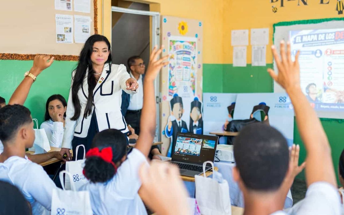 «Ahora el bullying es delito», reitera Yeni Berenice en encuentro con estudiantes en Herrera